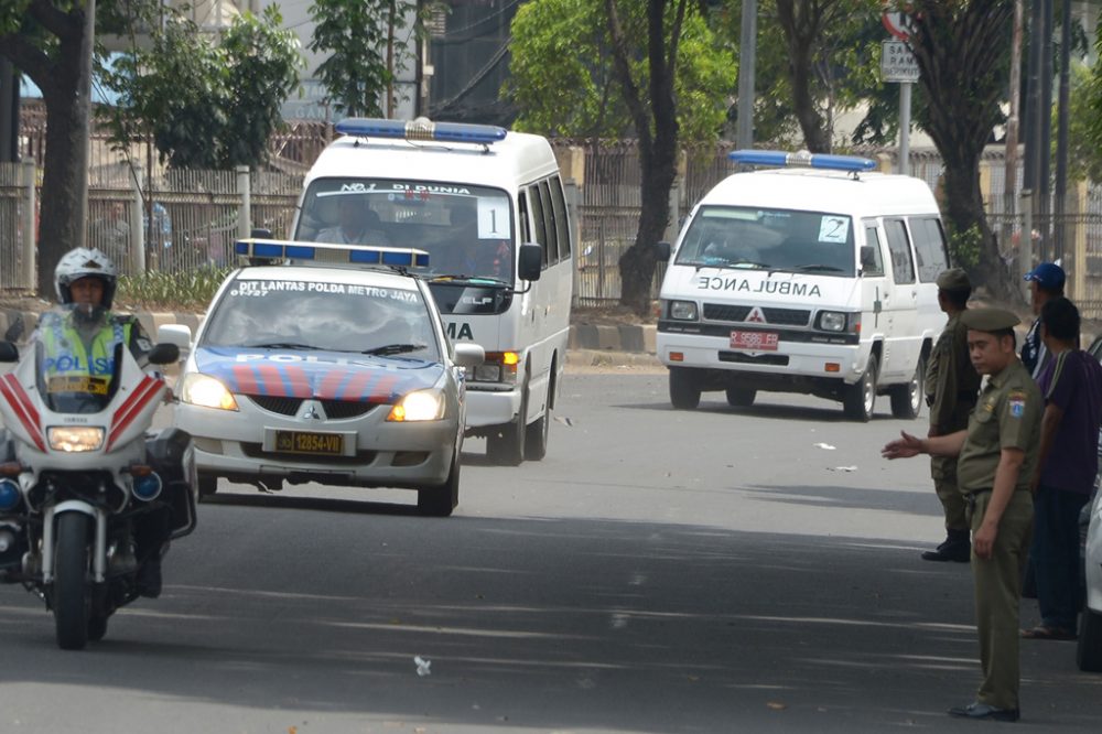 Indonesische Polizisten begleiten die Ambulanzen mit den Särgen der Hingerichteten