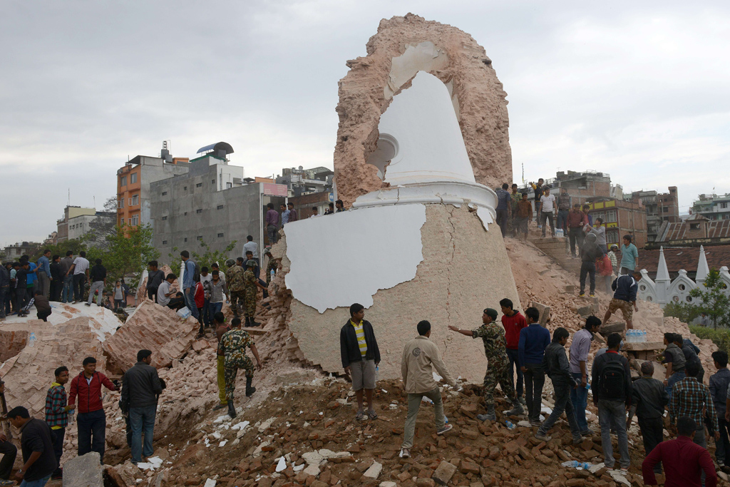 Nepalesische Rettungskräfte und Einwohner vor den Trümmern des eingestürzten Dharahara-Turms in Kathmandu