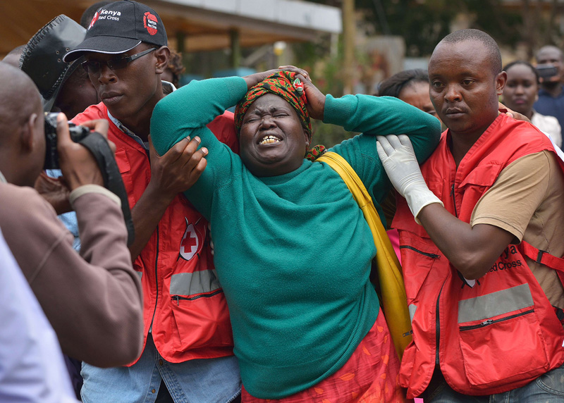 Gedenkfeier für die Opfer des Anschlags auf die Uni von Garissa in Nairobi: Mitarbeiter des Roten Kreuzes kümmern sich um eine Verwandte