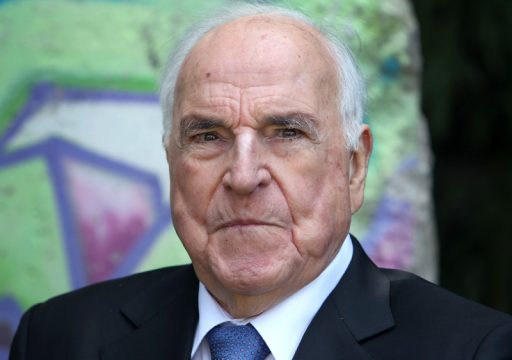 Helmut Kohl 2014 vor einem Stück der Berliner Mauer in seinem Garten in Oggersheim