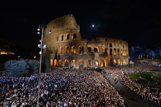 Papst betet mit Zehntausenden Menschen Kreuzweg am Kolosseum