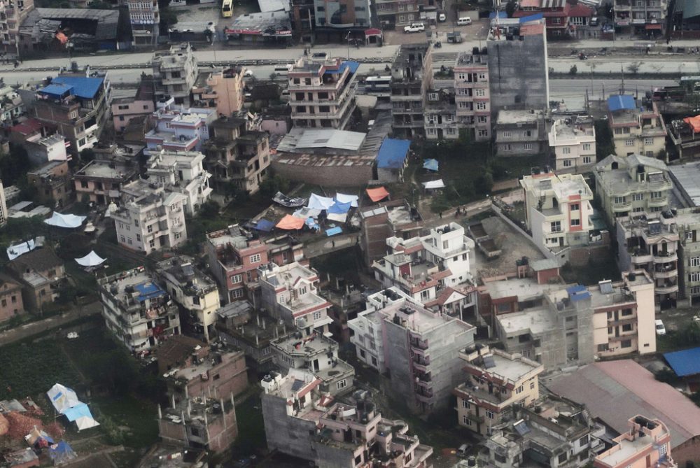 Luftaufnahme: Zelte wurden in Kathmandu zwischen Gebäuden aufgerichtet