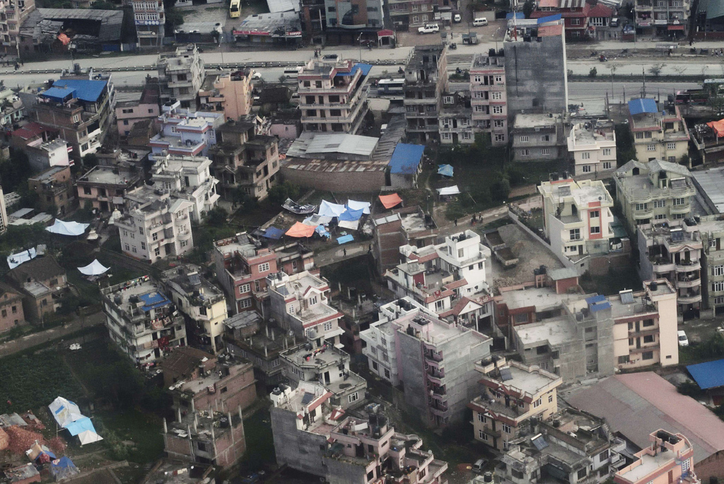 Luftaufnahme: Zelte wurden in Kathmandu zwischen Gebäuden aufgerichtet