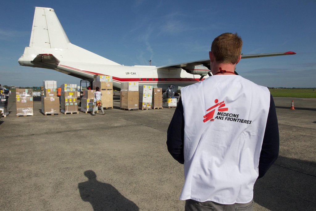 Flugzeug mit Hilfsgütern von Ärzte ohne Grenzen - MSF Belgien auf dem Flughafen Ostende (Archivbild)