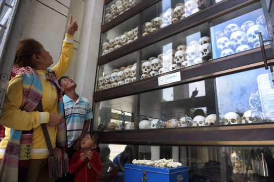 Mahnmal mit Hunderten Totenschädeln im Hinrichtungslager Choeung Ek