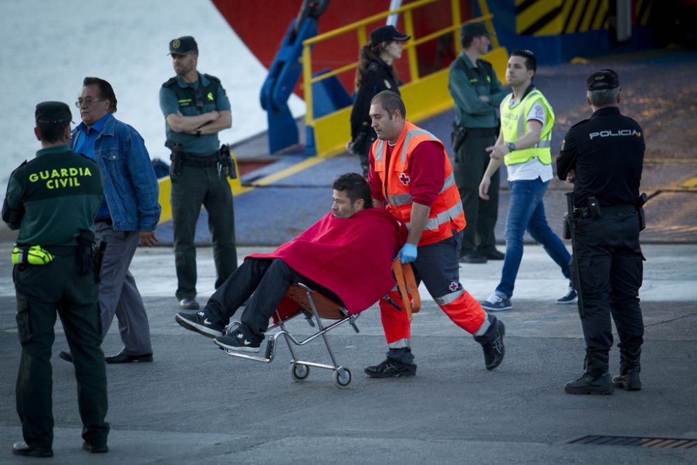 Palma de Mallorca: Passagier der brennenden Fahre wird von einem Mitarbeiter des Roten Kreuzes gedrückt