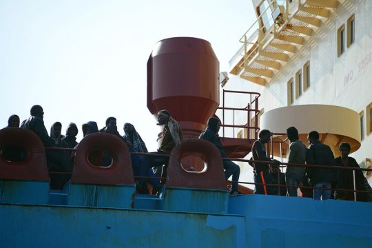 Schiff mit Flüchtlingen bei der Ankunft am Hafen von Messina