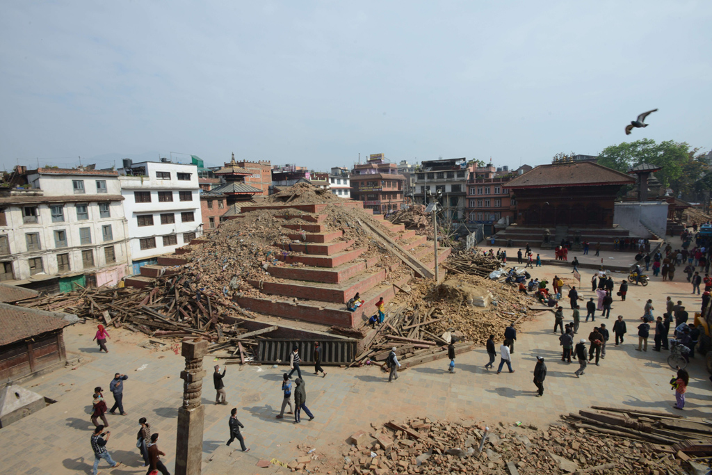 Nepalesen auf dem zerstörten Durbar-Platz in Kathmandu
