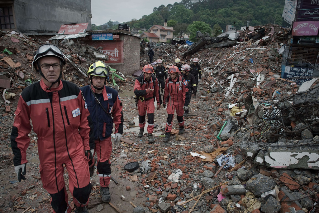Rettungskräfte zwischen Trümmern in Kathmandu