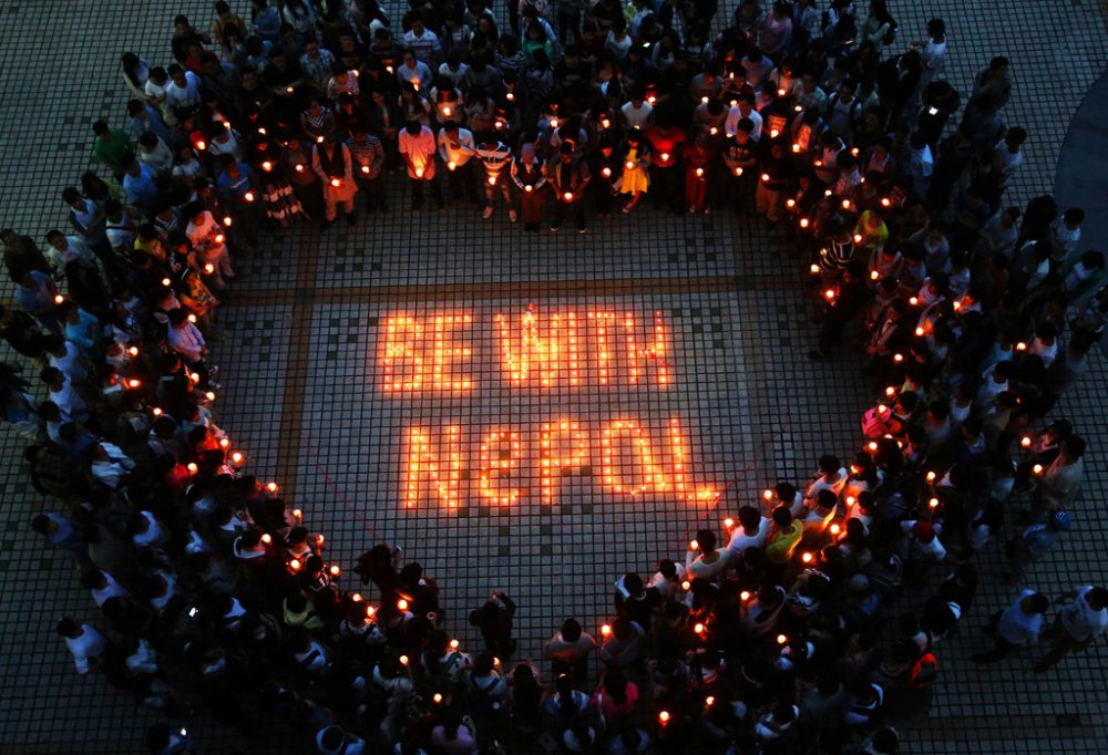 Nepalesische und chinesische Studenten an der Nanhua-Universität in Hengyang, zentralchinesische Provinz Hunan, beten für Nepal