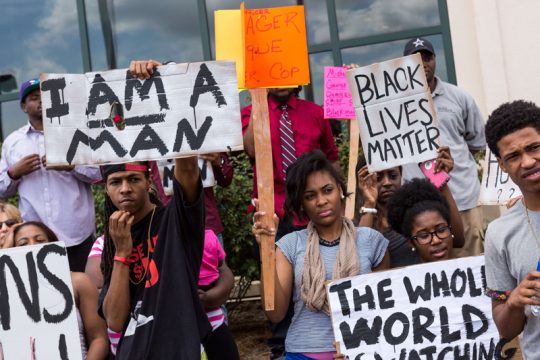 Friedliche Demonstration vor dem Gemeindehaus von North Charleston