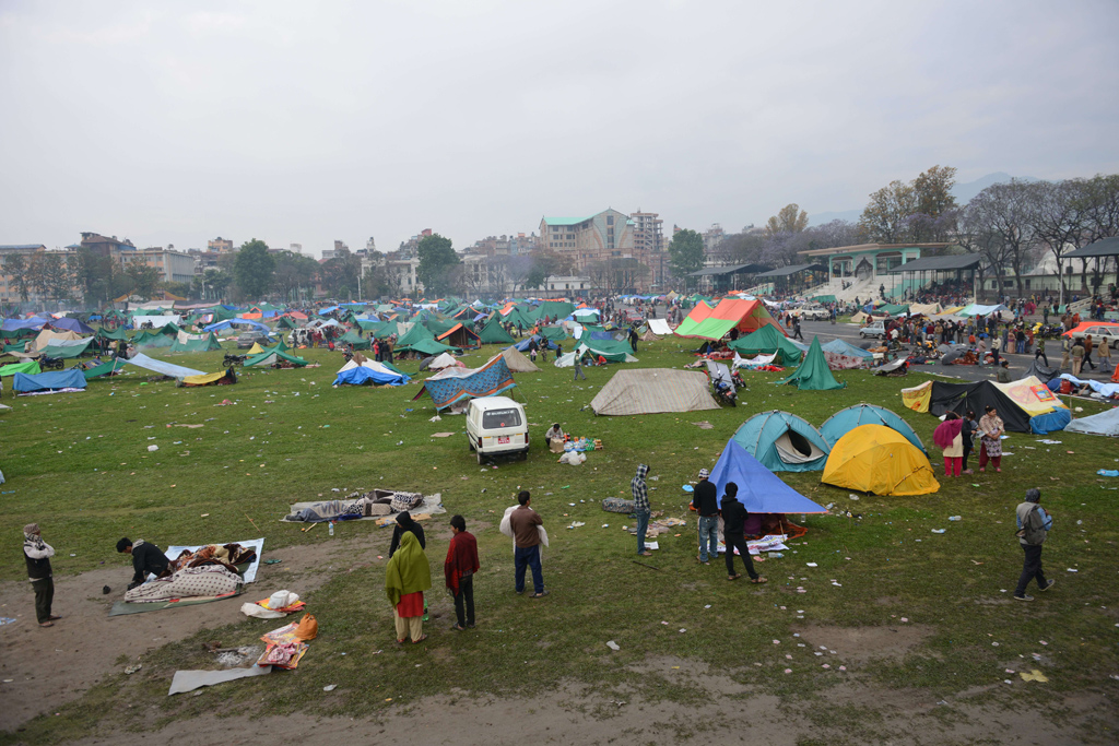 Nepalesen in Kathmandu neben ihren Notunterkünften