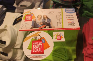 Pressekonferenz im"Ostbelgien kauft lokal....ich auch!": Teilnahmekarten für das Gewinnspiel und Sticker