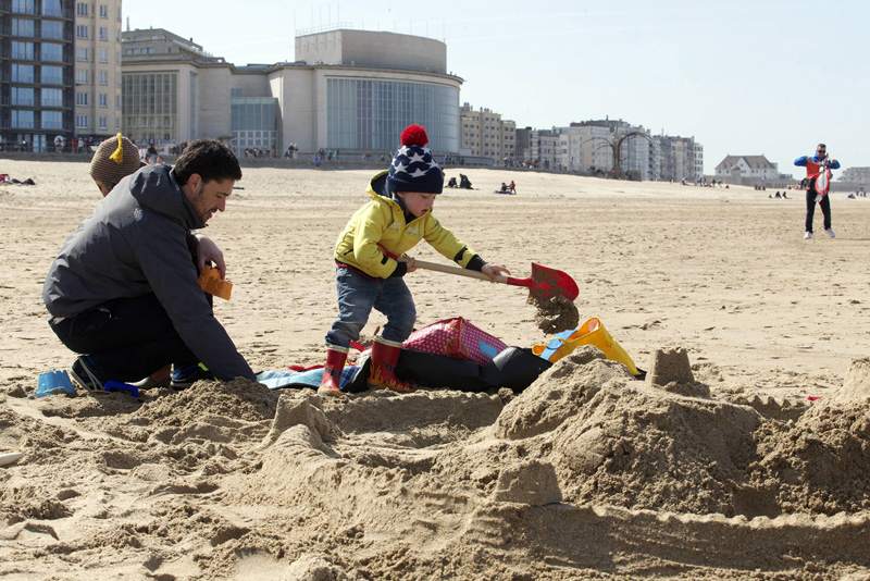 Sandburgenbauen am Strand von Ostende (12. April)