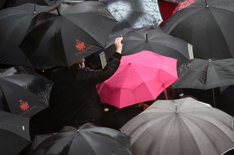 Regenschirme auf dem Petersplatz
