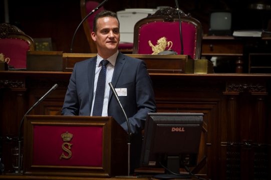MP Oliver Paasch vor dem Senat