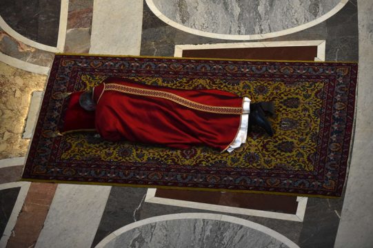 Karfreitag: Papst Franziskus betet flach auf dem Boden liegend