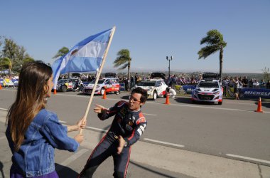 Thierry Neuville und Nicolas Gilsoul werden beim Reifenwechsel-Wettbewerb Zweite