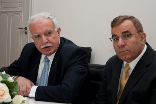 Der palästinensische Außenminister Riad Malki (l.) bei einer Pressekonferenz in Den Haag