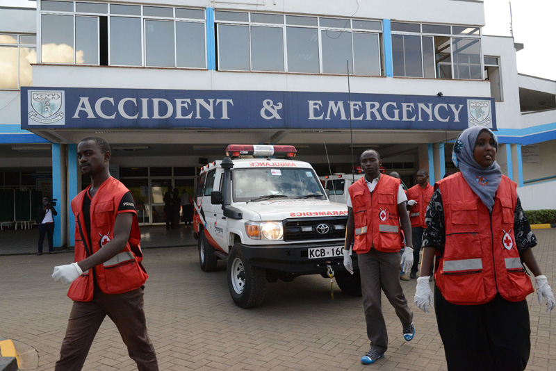 Mitarbeiter des Roten Kreuzes in Kenyatta warten auf Verletzte des Angriffs auf die Universität von Garissa