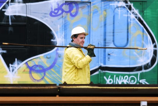SNCB-Arbeiter vor einem mit Graffiti besprayten Zug in Brüssel (13.9.2007)