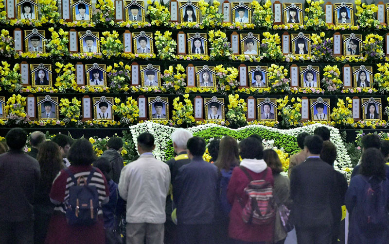 Untergang der "Sewol": Menschen vor einem Traueraltar in Ansan