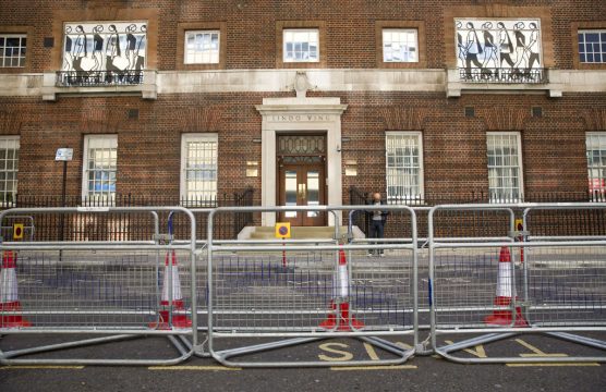 Vor dem St. Mary's Hospital in London, in dem Herzogin Kate ihr zweites Kind zur Welt bringen wird, wurden bereits die ersten Sicherheitsbarrieren aufgebaut