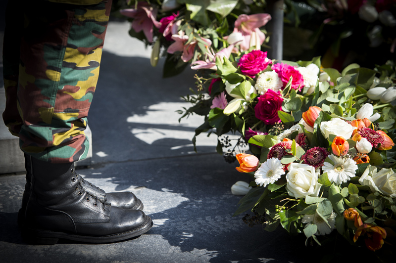 Soldaten und Militärangehörige legten am Grabmal des unbekannten Soldaten in Brüssel Blumen nieder