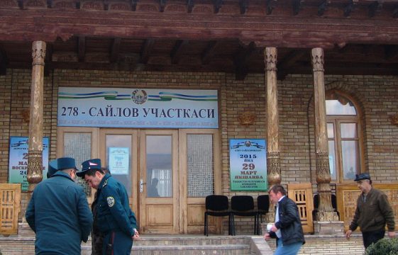 Präsidentenwahlen in Usbekistan - Vor einem Wahllokal in Taschkent (29.3.)