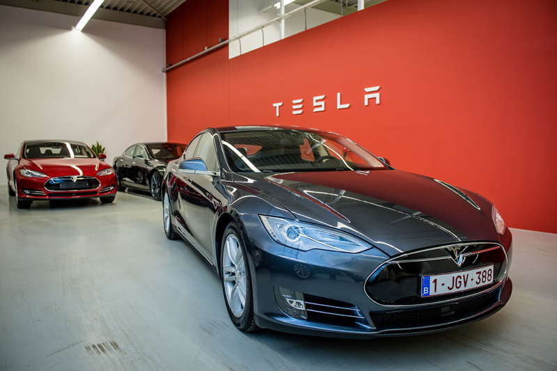 Elektroauto Tesla Model S in der Niederlassung in Aartselaar