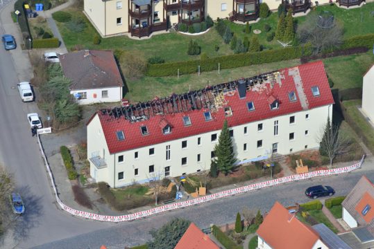 Das Wohnhaus in Tröglitz, das am Samstag mutwillig angezündet wurde, am 7. April
