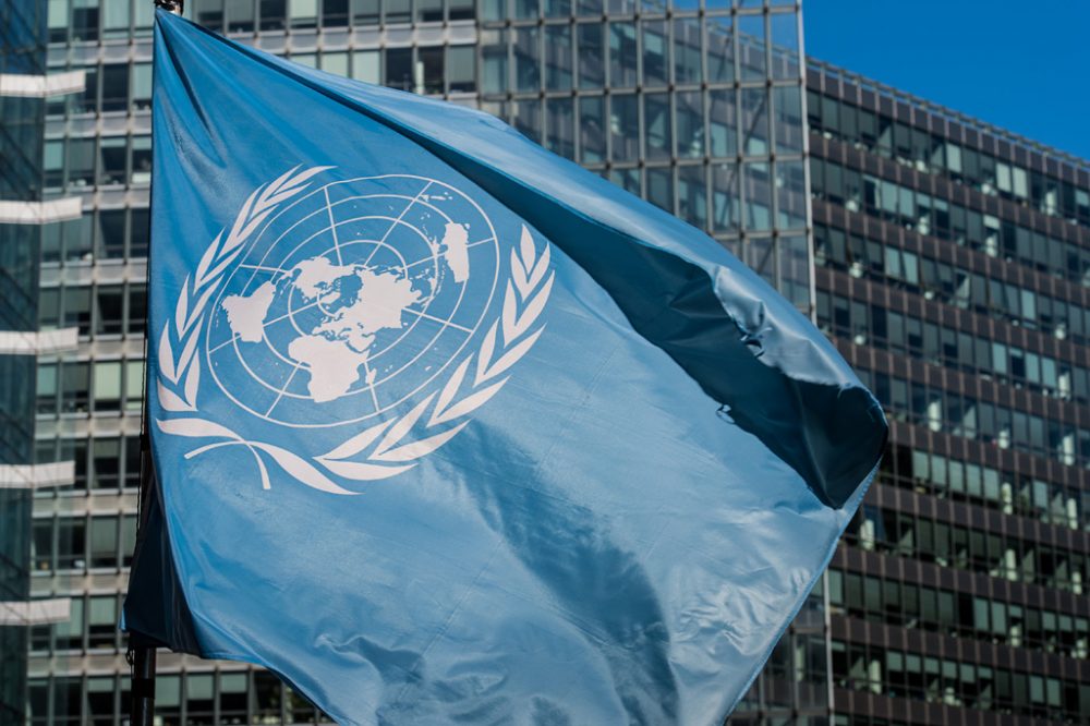 UN-Flagge vor dem Berlaymont-Gebäude in Brüssel