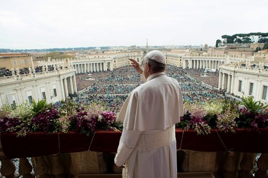 Papst Franziskus spendet den Segen “Urbi et Orbi” auf dem Petersplatz (5.4.)
