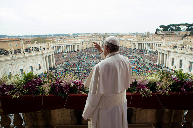Papst Franziskus spendet den Segen “Urbi et Orbi” auf dem Petersplatz (5.4.)