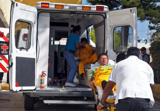 Explosion auf Bohrinsel: Verletzte Arbeiter kommen an der Klinik in Campeche an