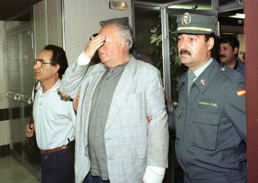 Reemtsma-Entführer Wolfgang Koszics (M.) mit spanischen Polizisten (29.5.1996)