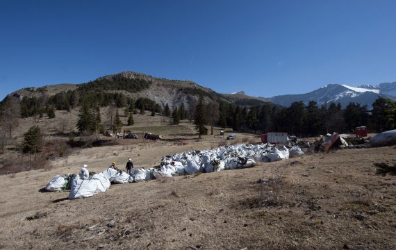 Wrackteile der Germanwings-Unglücksmaschine werden in der Nähe der Absturzstelle gesammelt und verpackt