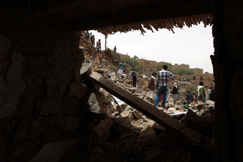 Luftangriffe gegen Huthi-Rebellen: Zerstörte Häuser im Dorf Bani Matar, 70 Kilometer westlich von Sanaa (4.4.)