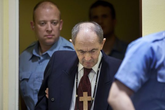 Zdravko Tolimir bei seiner Ankunft vor dem UN-Kriegsverbrechertribunal in Den Haag