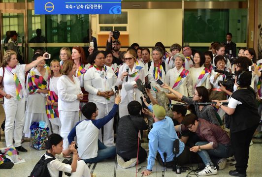 Gloria Steinem (M.) und andere Aktivistinnen sprechen zu Journalisten