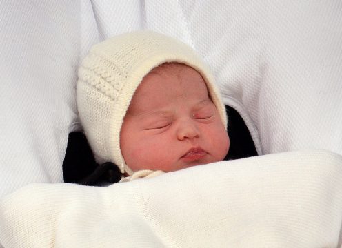 Die kleine Prinzessin beim Verlassen des St Mary's Hospital (2. Mai)