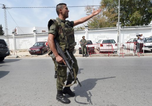 Soldat vor der Bouchoucha-Kaserne in Tunis