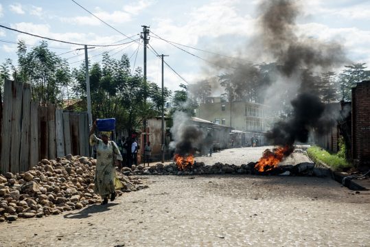 Brennende Straßenblockade in Bujumbura