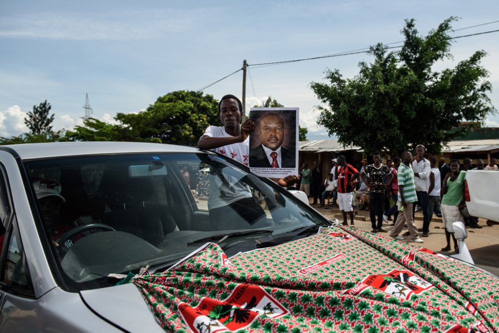 Bujumbura, 15. Mai: Ein Unterstützer zeigt ein Porträt von Präsident Nkurunziza