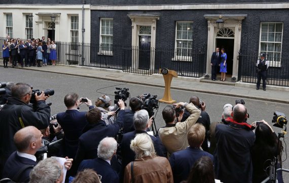David Cameron mit seine Frau Samantha am Freitag in der Londoner Downing Street