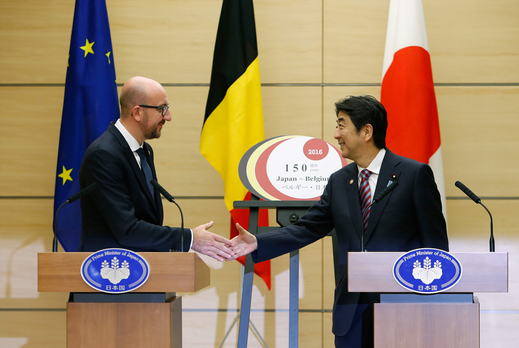 Charles Michel und Shinzo Abe nach einer Pressekonferenz in der offiziellen Residenz des japanischen Premierministers