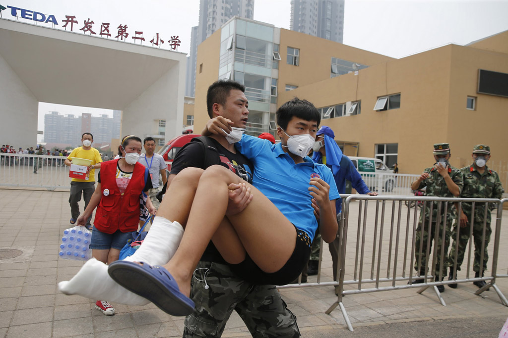 Explosionsopfer werden aus einer Grundschule in Tianjin evakuiert (15.8.)