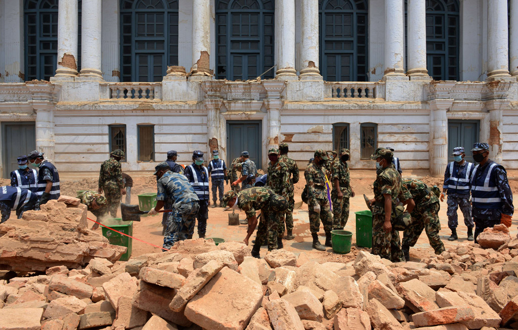 Aufräumarbeiten auf dem zerstörten Durbar-Platz in Kathmandu