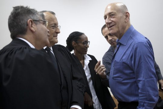 Ehud Olmert (r.) mit seinen Anwälten
