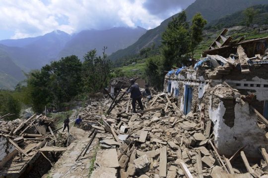 Einwohner eines durch Erdbeben zerstörten Dorfes in Nepal